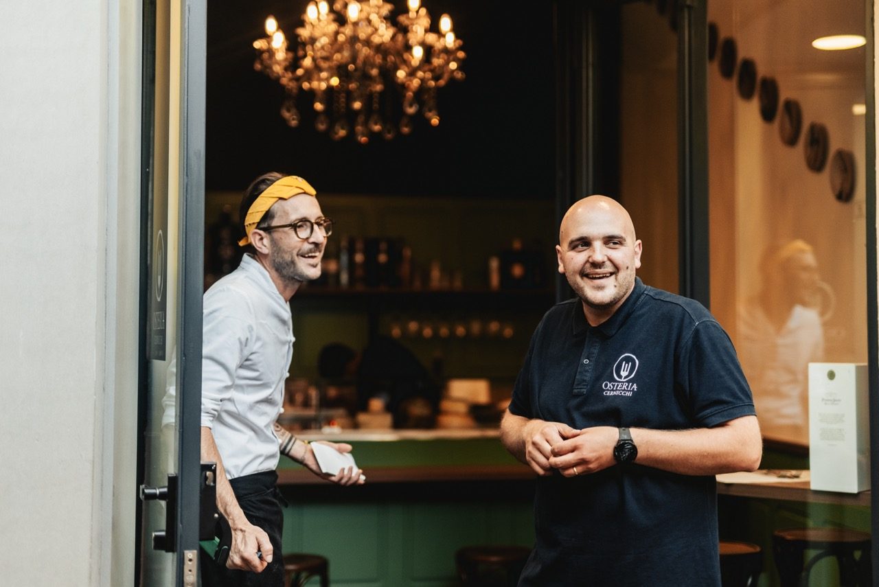 Daniele con Francesco, sulla soglia dell'Osteria