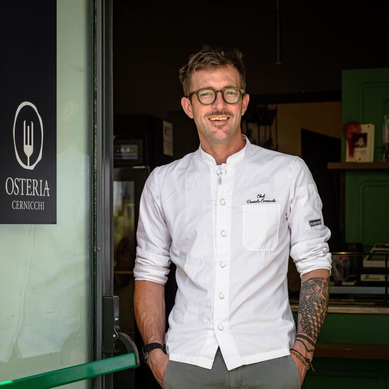 Daniele Cernicchi all'ingresso dell'Osteria