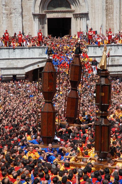 La Festa dei Ceri di Gubbio, il 15 maggio, con le statue dei santi sui ceri