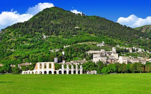 Gubbio vista dalla pianura, ai piedi del monte Ingino