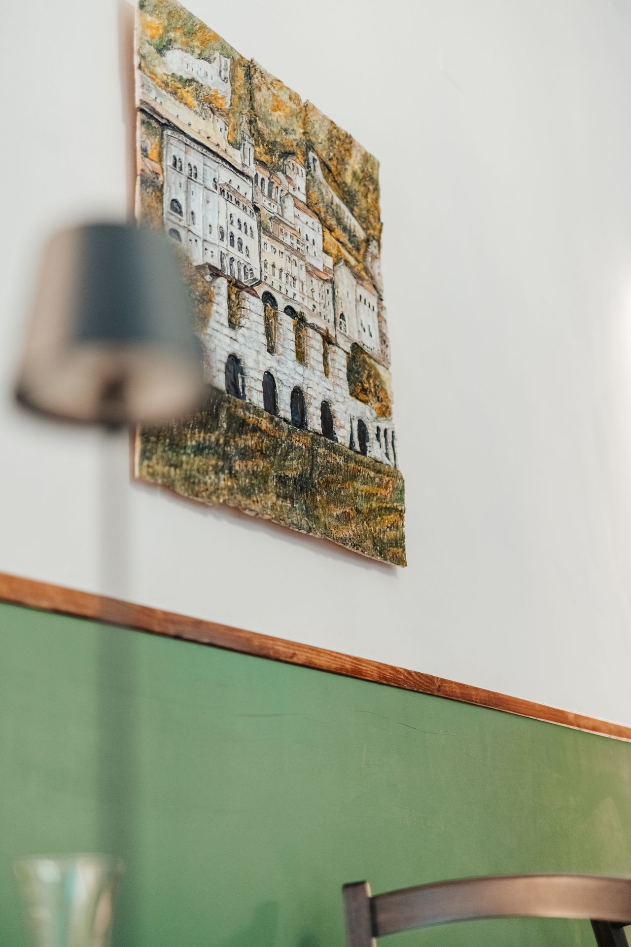 Il quadro con la ceramica di Gubbio nella sala dell'Osteria